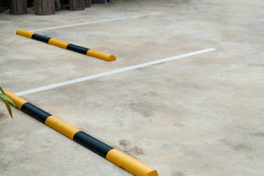 Beton zemine park çizgileri