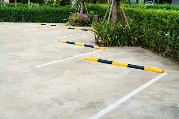 Beton zemine park çizgileri