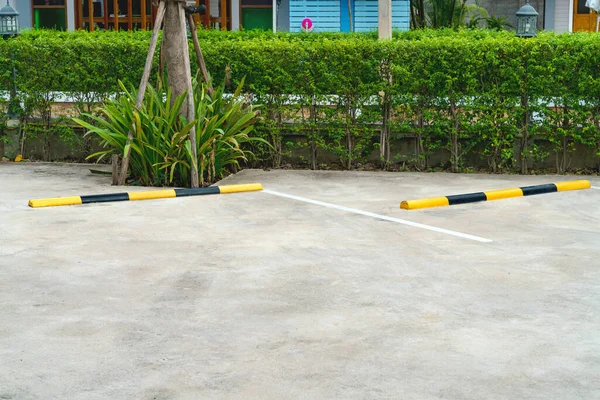 Beton zemine park çizgileri