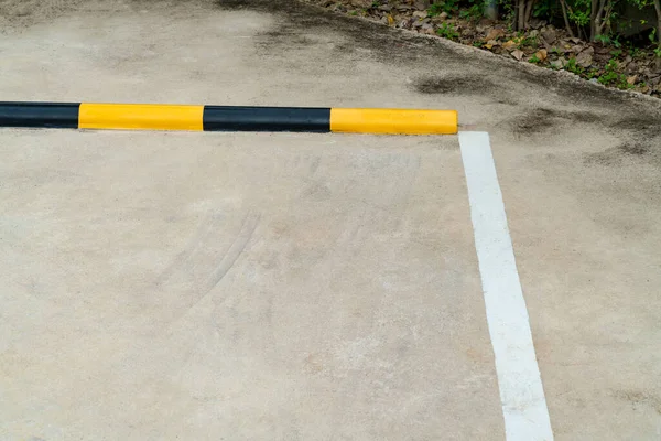 Beton zemine park çizgileri