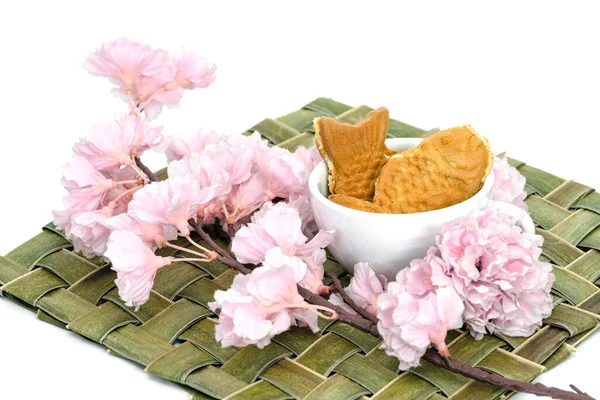 Taiyaki Cake Dalam Cangkir Kopi Dengan Bunga Sakura Manisan Jepang — Stok Foto