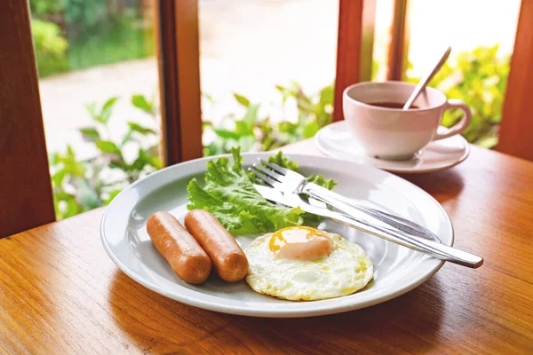Frukost Med Kaffe Stekta Ägg Korv — Stockfoto
