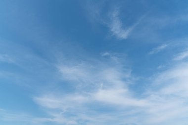 Kopya alanı olan beyaz bulut ve mavi gökyüzü arkaplanı