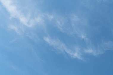 Kopya alanı olan beyaz bulut ve mavi gökyüzü arkaplanı