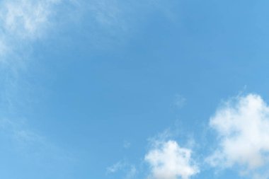 Kopya alanı olan beyaz bulut ve mavi gökyüzü arkaplanı