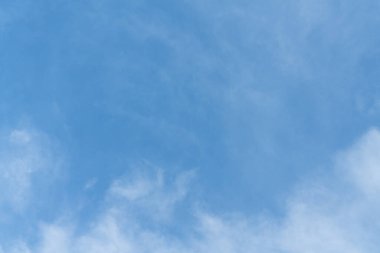 Kopya alanı olan beyaz bulut ve mavi gökyüzü arkaplanı