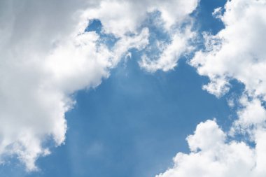 Kopya alanı olan beyaz bulut ve mavi gökyüzü arkaplanı