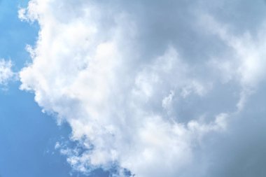 Kopya alanı olan beyaz bulut ve mavi gökyüzü arkaplanı