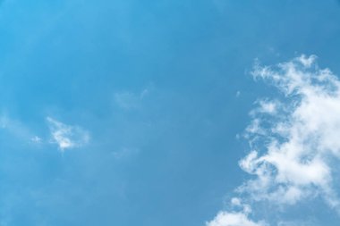 Kopya alanı olan beyaz bulut ve mavi gökyüzü arkaplanı