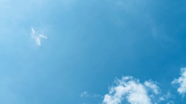 Kopya alanı olan beyaz bulut ve mavi gökyüzü arkaplanı