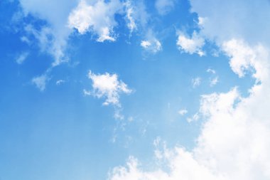 Kopya alanı olan beyaz bulut ve mavi gökyüzü arkaplanı