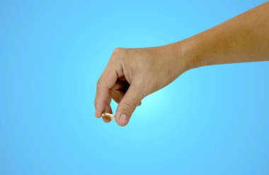 Erkek el ele tutuşması, para biriktirme konsepti, mavi arka planda izole edilmiş.