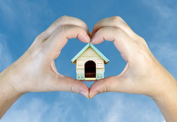 Persona Manos Haciendo Una Forma Corazón Con Casa Madera Fondo — Foto de Stock