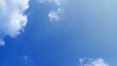 Kopya alanı olan beyaz bulut ve mavi gökyüzü arkaplanı