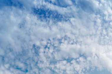 Kopya alanı olan beyaz bulut ve mavi gökyüzü arkaplanı