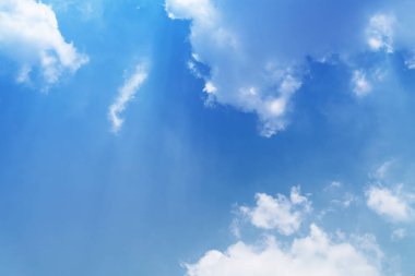 Kopya alanı olan beyaz bulut ve mavi gökyüzü arkaplanı