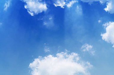 Kopya alanı olan beyaz bulut ve mavi gökyüzü arkaplanı