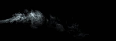 Siyah arkaplanda izole edilmiş soyut toz veya duman