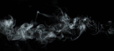 Siyah arkaplanda izole edilmiş soyut toz veya duman