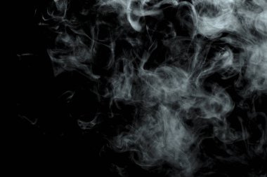 Siyah arkaplanda izole edilmiş soyut toz veya duman