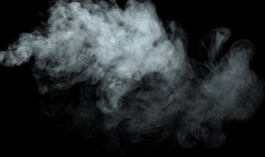 Siyah arkaplanda izole edilmiş soyut toz veya duman