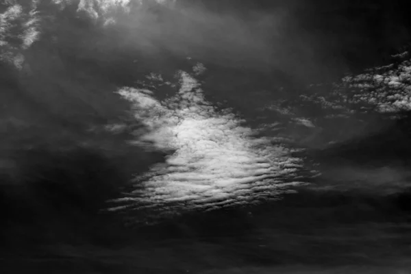 Nuvola Bianca Cielo Nero Sfondo Strutturato — Foto Stock