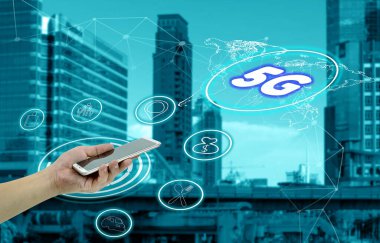 Şehir manzaralı cep telefonu, 5G ağ arayüzü ve simge konsepti, NASA tarafından desteklenen bu görüntünün elemanları