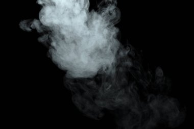 Siyah arkaplanda izole edilmiş soyut toz veya duman