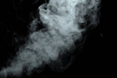 Siyah arkaplanda izole edilmiş, odak dışı, soyut toz veya duman