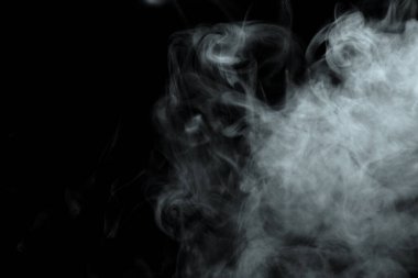 Siyah arkaplanda izole edilmiş soyut toz veya duman