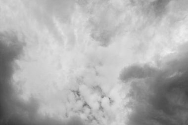 Siyah ve beyaz bulutlu gökyüzü.