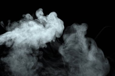 Siyah arkaplanda izole edilmiş soyut toz veya duman