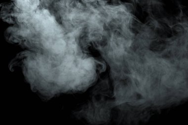 Siyah arkaplanda izole edilmiş soyut toz veya duman