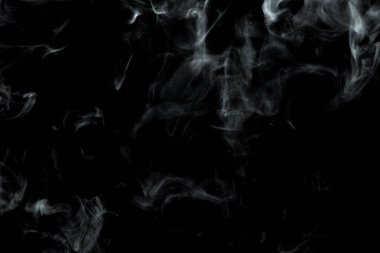 Siyah arkaplanda izole edilmiş soyut toz veya duman