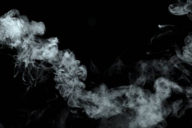 Siyah arkaplanda izole edilmiş soyut toz veya duman