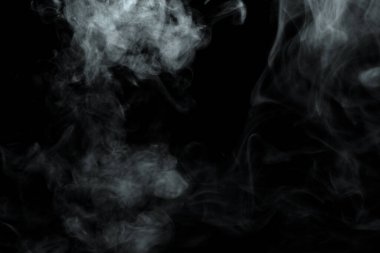 Siyah arkaplanda izole edilmiş soyut toz veya duman