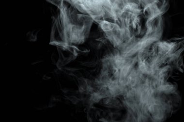 Siyah arkaplanda izole edilmiş soyut toz veya duman