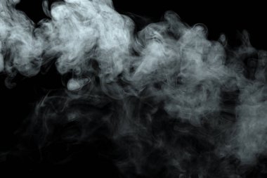 Siyah arkaplanda izole edilmiş soyut toz veya duman