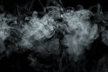 Siyah arkaplanda izole edilmiş soyut toz veya duman