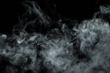 Siyah arkaplanda izole edilmiş soyut toz veya duman