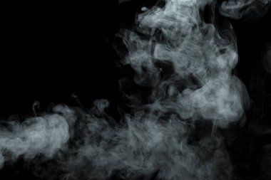 Siyah arkaplanda izole edilmiş soyut toz veya duman