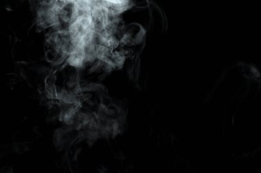 Siyah arkaplanda izole edilmiş soyut toz veya duman