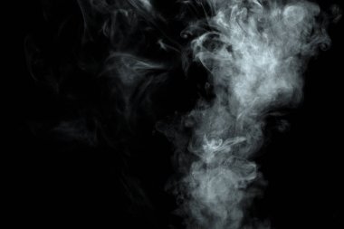 Siyah arkaplanda izole edilmiş soyut toz veya duman