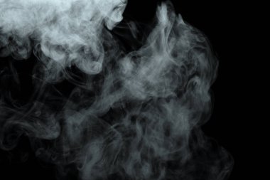 Siyah arkaplanda izole edilmiş soyut toz veya duman