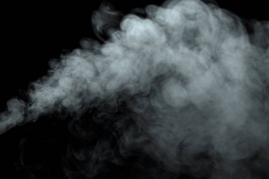 Siyah arkaplanda izole edilmiş, odak dışı, soyut toz veya duman