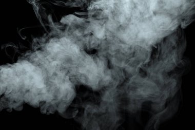 Siyah arkaplanda izole edilmiş soyut toz veya duman