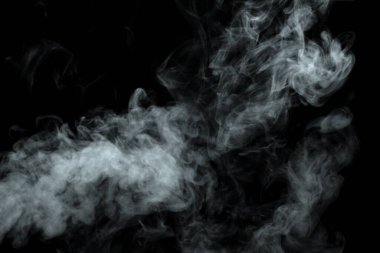 Siyah arkaplanda izole edilmiş soyut toz veya duman