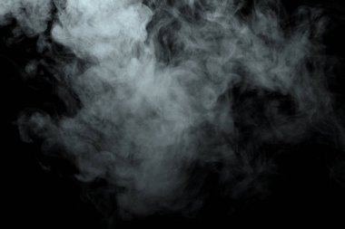 Siyah arkaplanda izole edilmiş soyut toz veya duman