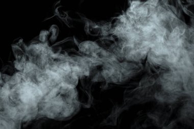 Siyah arkaplanda izole edilmiş soyut toz veya duman