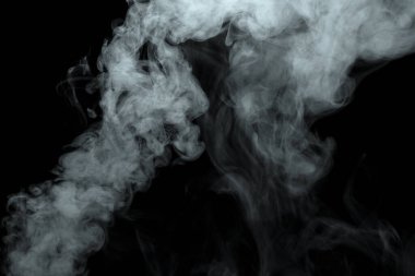 Siyah arkaplanda izole edilmiş soyut toz veya duman